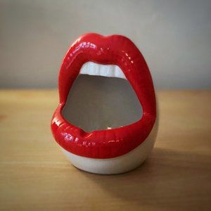 Retro-Style Ashtray "Red Lips"